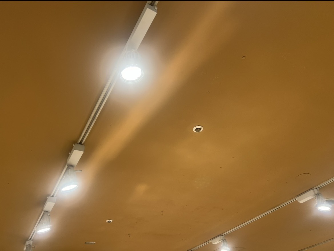 スーパーマーケットの天井に発生したカビ除去の施工後