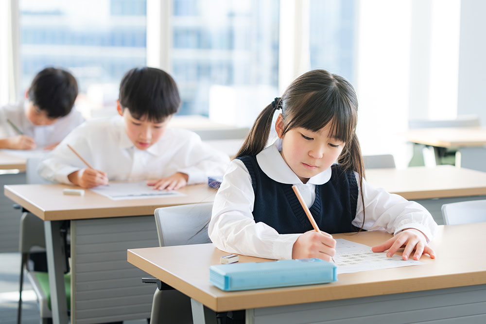 学習塾で勉強する生徒のイメージ